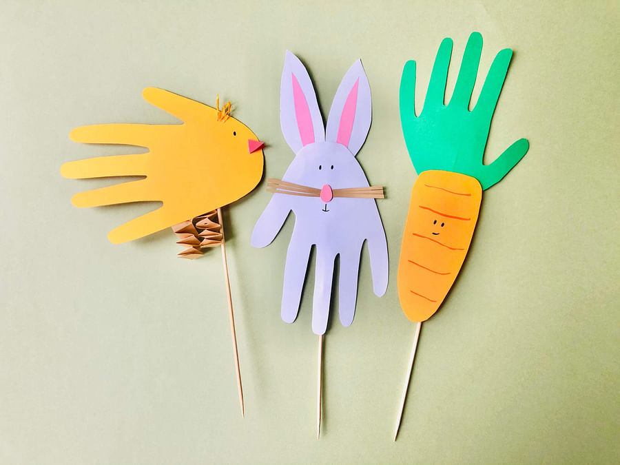 Preschooler\'s adorable handprint chick craft for Easter