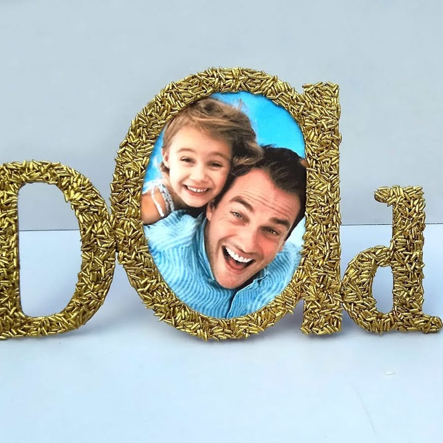 Preschooler\'s colorful DIY photo frame for Father\'s Day